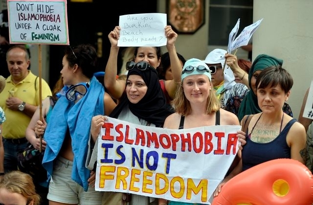 Manifestation à Londres contre l'interdiction du port du burkini en France. D. R.